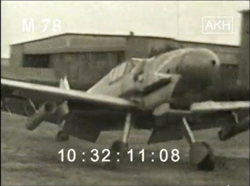 Bf 109 G-6/W, Maj. Hermann Graf, Jagdgeschwader 50, Stab, Deutschland, grüne 1, W.Nr. 15 913, Wiesbaden - Erbenheim (Deutschland), Beachte die Restabdeckklappen an den Hauptfahrwerkradschächten, wie sie späte…