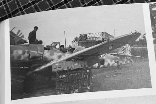 Bf 109 G-14, Jagdgeschwader 4, I. Gruppe, 2. Staffel, Deutschland, schwarze 2, W.Nr. 460 374, Brüssel (Belgien), Ein alliierter Soldat posiert vor dem Wrack.
Die Kennung hat scheinbar einen…