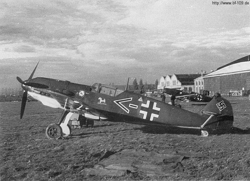 Bf 109 E-1, Lt. Ernst Terry, Jagdgeschwader 51, I. Gruppe, Stab, Deutschland, Winkel Strich, Speyer (Deutschland), Beachte den aufgemalten Hund, das persönliches Zeichen des Flugzeugführers.
…
