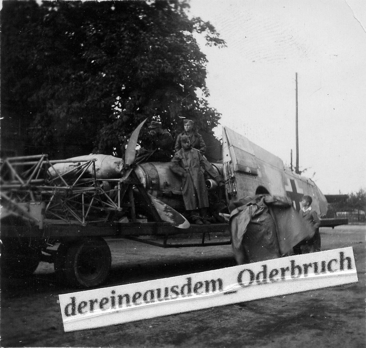 Bf 109 G-14/AS, Deutschland, Diepensee (Deutschland), Bergung einer Maschine nach Außenlandung mit Überschlag.