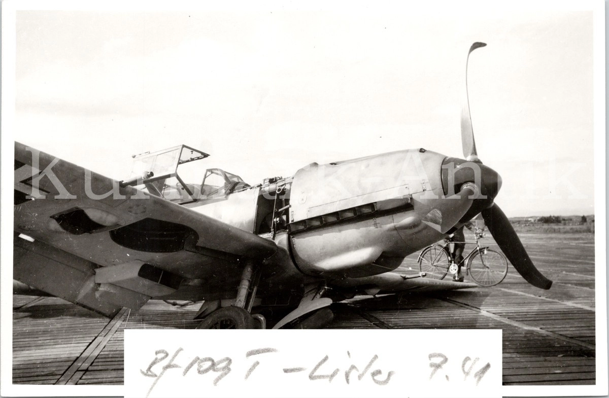 Bf 109 T-2, Jagdgeschwader 77, I. Gruppe, 2. Staffel, Deutschland, schwarze 1, Lister (Norwegen), Fahrwerksbruch auf dem Flugplatz Lister im Sommer 1941. Bevor die Maschine fü…