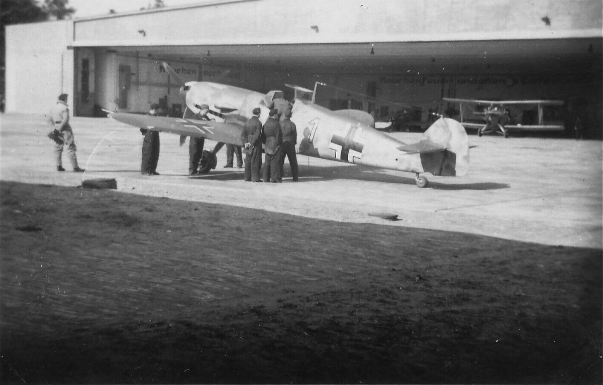 Bf 109 F, Deutschland, gelbe 1, Das Hakenkreuz wurde auf dem Scan weg retuschiert.