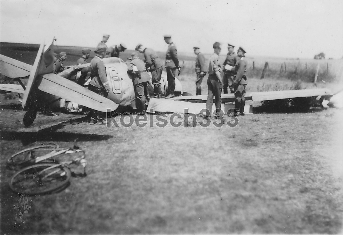Bf 109 E, Uffz. Christoph Schumann, Jagdgeschwader 3, III. Gruppe, 7. Staffel, Deutschland, weisse 6, Saint-Saëns (Frankreich), Vermutlich handelt es sich um die Maschine von Schumann, der am 04.07.1940 ei…
