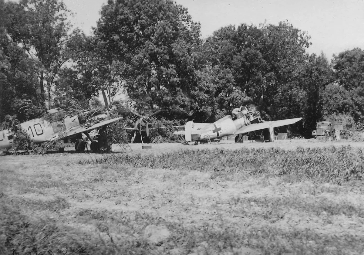 Bf 109 E, Jagdgeschwader 3, II. Gruppe, 5. Staffel, Deutschland, schwarze 10, Wierre-au-Bois (Frankreich), Getarnte Maschinen bei der Wartung. Der Standort ist eine Vermutung.