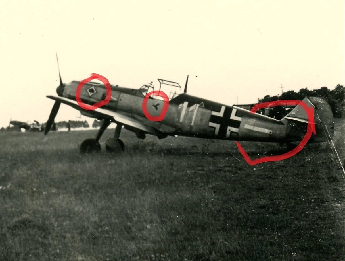 Bf 109 E, Jagdgeschwader 53, II. Gruppe, 4. Staffel, Deutschland, weisse 11, Das Zeichen unterhalb vom Führerraum ist eine Wespe, wie sie auch bei der JFS…