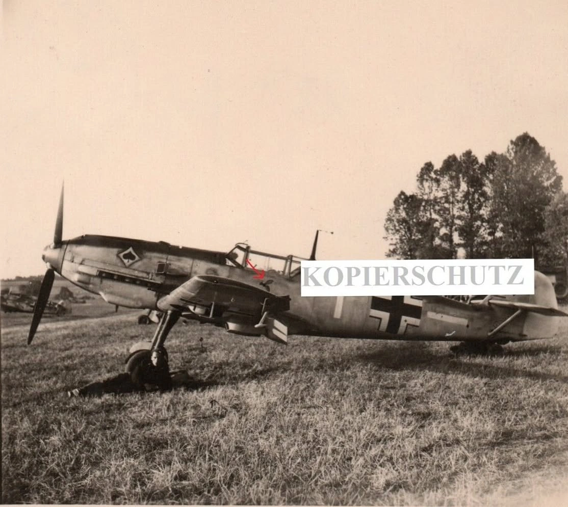 Bf 109 E, Oblt. Günther Schulze-Blanck, Jagdgeschwader 53, II. Gruppe, 4. Staffel, Deutschland, weisse 1, Das Zeichen unterhalb vom Führerraum ist eine Wespe, wie sie auch bei der JFS…