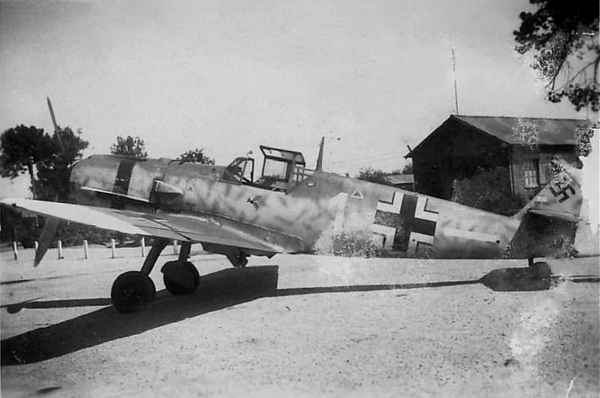 Bf 109 E, Oblt. Günther Schulze-Blanck, Jagdgeschwader 53, II. Gruppe, 4. Staffel, Deutschland, weisse 1, Das Zeichen unterhalb vom Führerraum ist eine Wespe, wie sie auch bei der JFS…