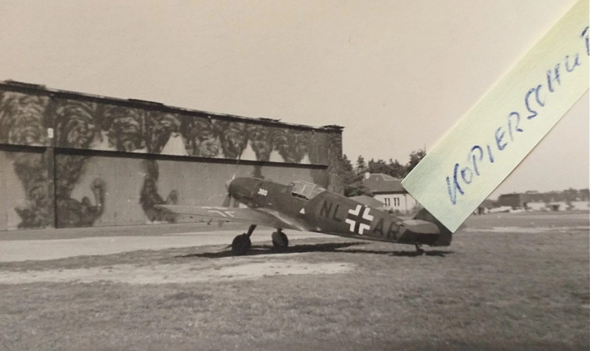 Bf 109 B, Deutschland, Stammkennzeichen, Die Werknummer ist im 300er Bereich und die Maschine stammt vom Erla-Herstell…