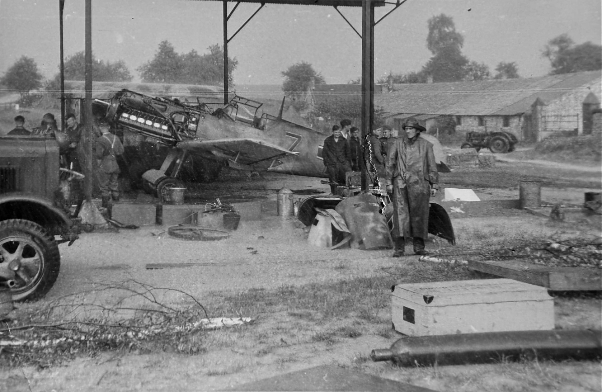 Bf 109 E, Jagdgeschwader 53, Deutschland, schwarze 7, Die Maschine wird bei Regenwetter an einem Unterstand gewartet.