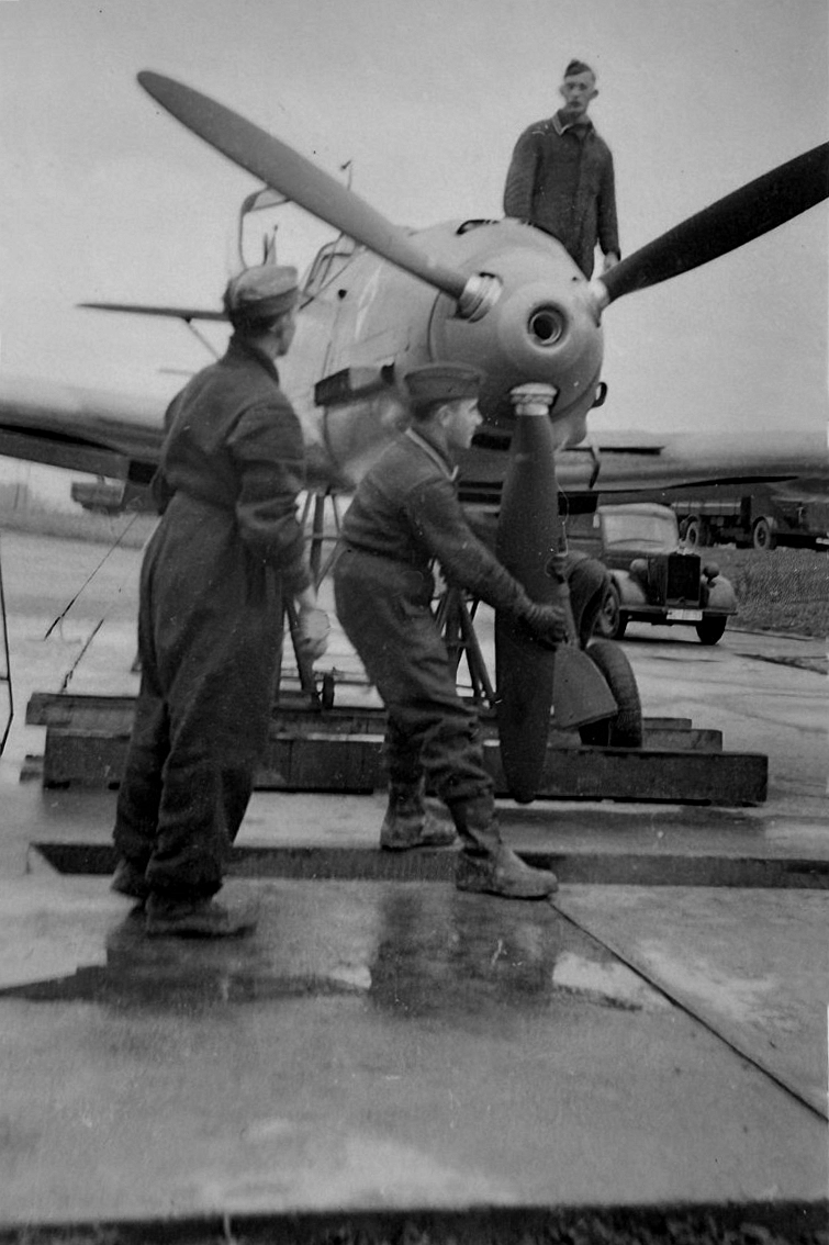 Bf 109 E, Jagdgeschwader 53, Deutschland, Justieren der Bordwaffen auf dem Schießstand.