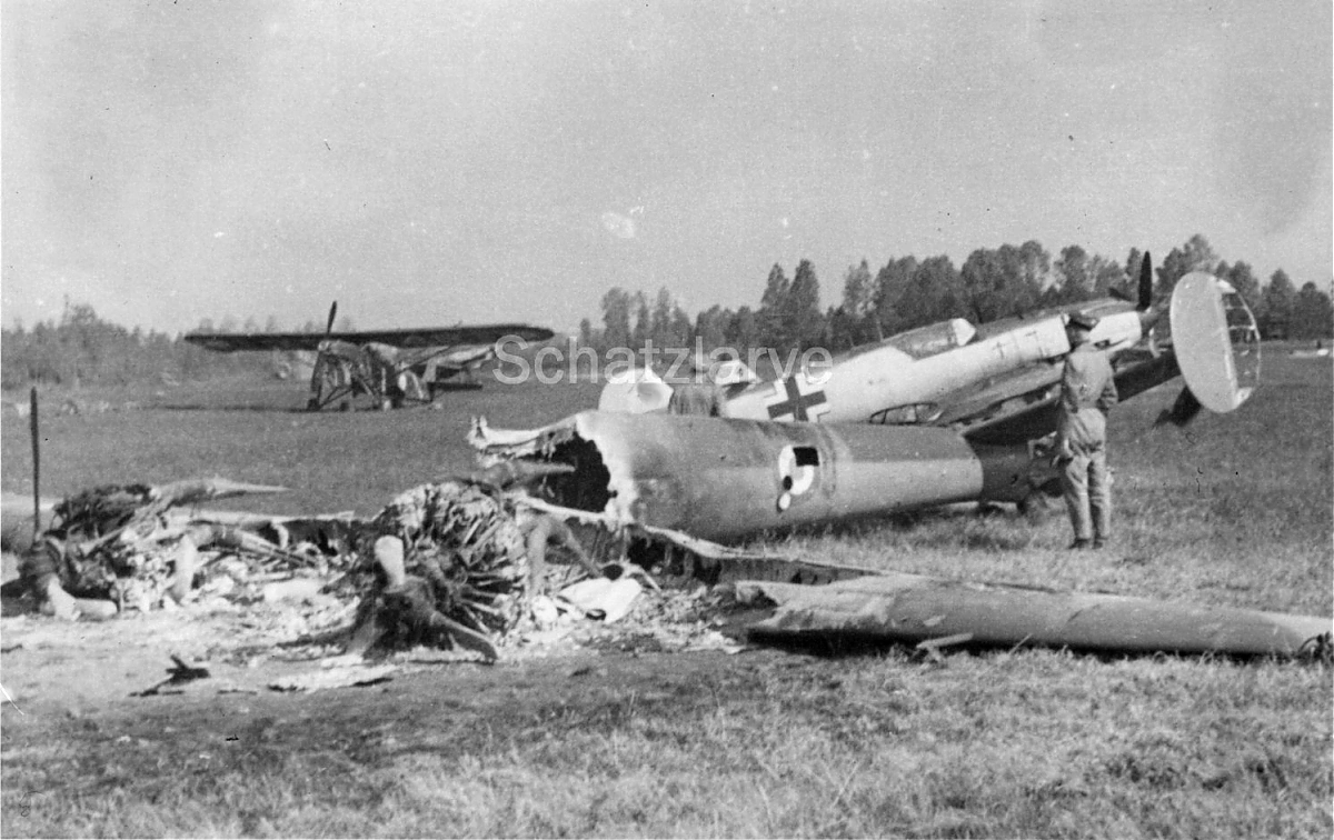 Bf 109 E, Jagdgeschwader 1, I. Gruppe, Stab, Deutschland, Winkel Balken, Charleville (Frankreich), Die Aufnahme entstand beim Westfeldzug.