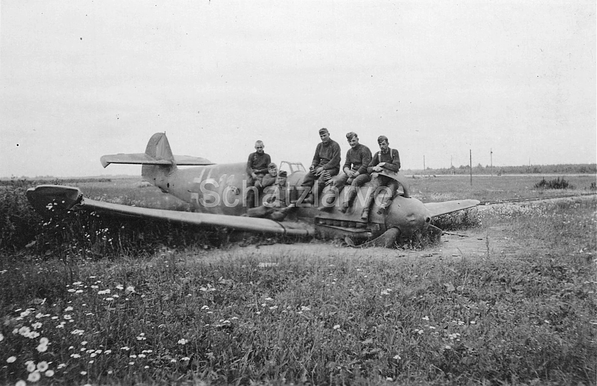 Bf 109 F-2, Jagdgeschwader 54, I. Gruppe, 3. Staffel, Deutschland, gelbe 11, Die Kennung scheint einen schwarzen Einfass zu haben, dann kommt Gelb und in …