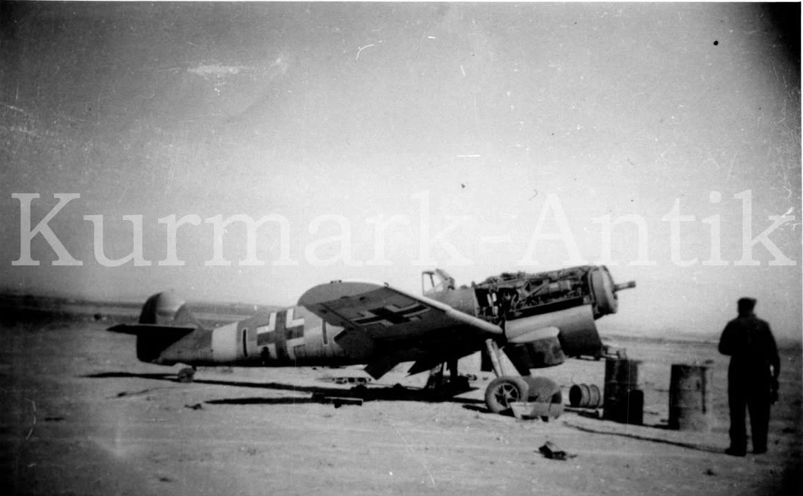 Bf 109 F-4/Trop, Jagdgeschwader 53, III. Gruppe, Stab, Deutschland, Winkel Balken, El Daba (Ägypten), Beutemaschine in Nordafrika. Laut einem Fotoalbum ist es El Daba.