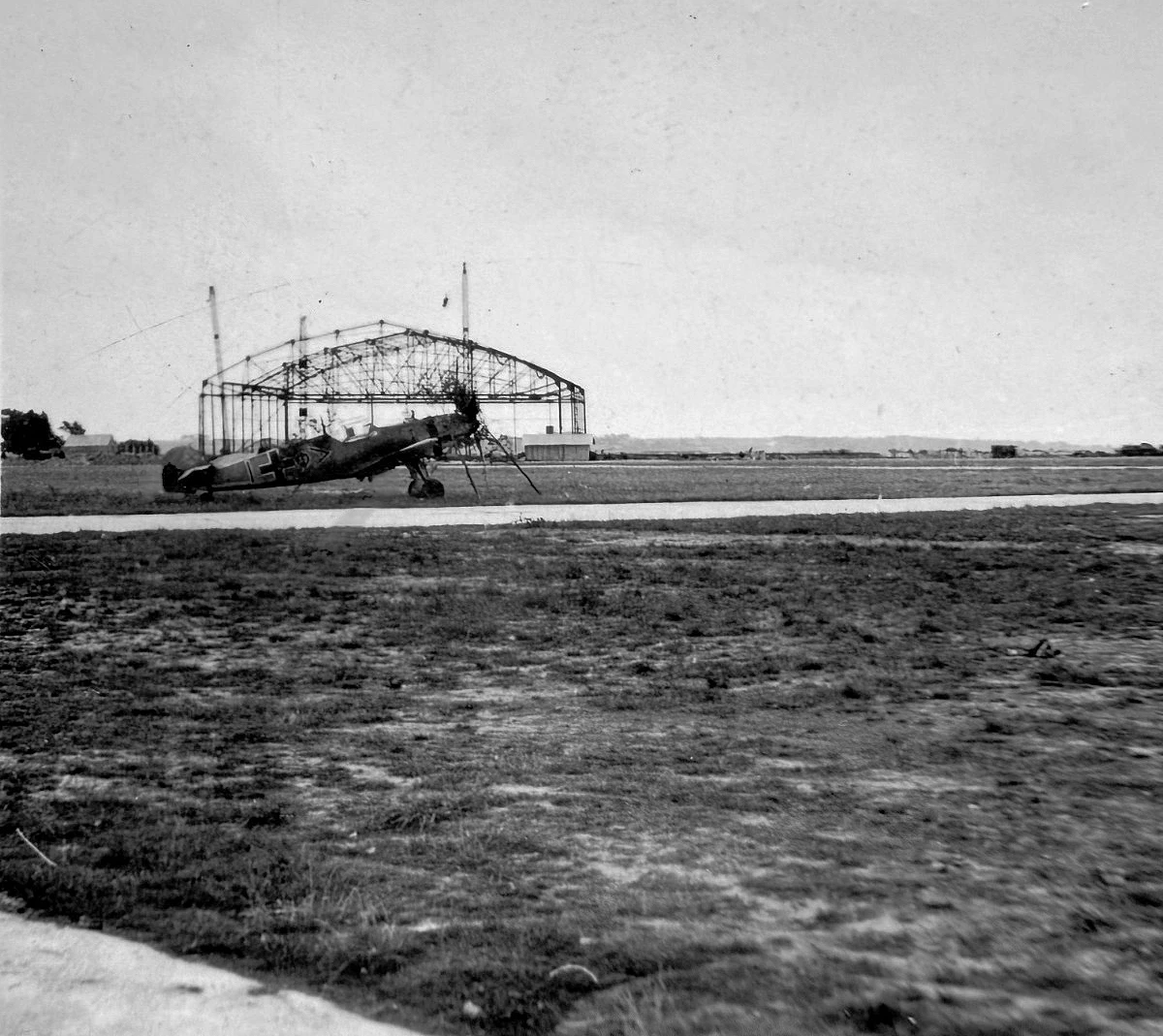 Bf 109 E, Jagdgeschwader 53, III. Gruppe, Stab, Deutschland, Winkel Kreis, Ungewöhnlich ist der senkrechte Strich im Kreis der Kennung.
