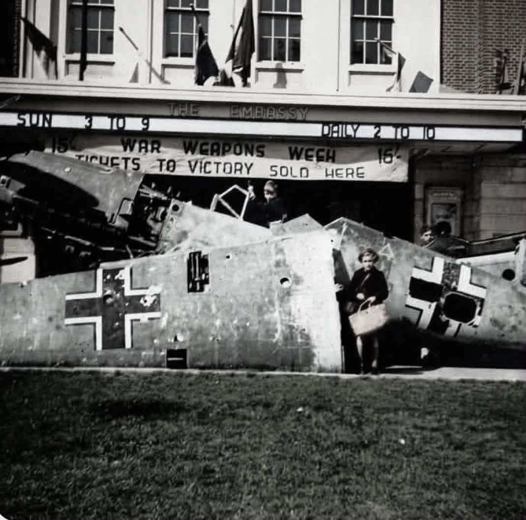 Bf 109 E-1, Fw. Lothar Schieverhöfer, Jagdgeschwader 52, I. Gruppe, 3. Staffel, Deutschland, gelbe 4, W.Nr. 3 525, Crawley (England), Das Wrack wurde auch auf Ausstellungen zur Sammlung von Kriegsspenden verwend…
