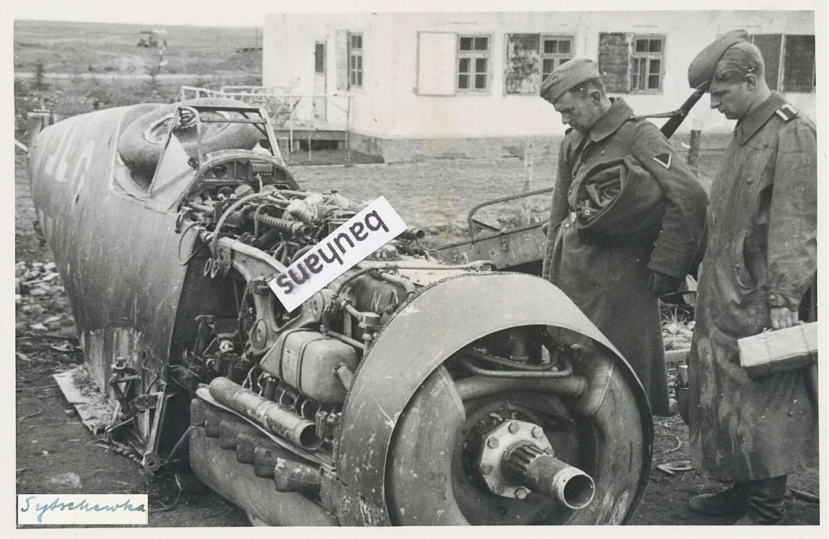 Bf 109 F-2, Deutschland, Die Kennung ist leider nicht erkennbar.
Am Motorblock sieht man den Buchstab…