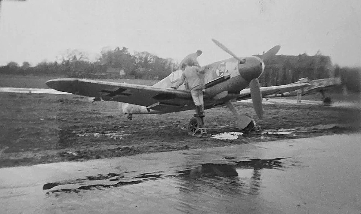 Bf 109 G-4, Jagdgeschwader 27, I. Gruppe, Deutschland, Die Warte drehen die Anlasserkurbel.