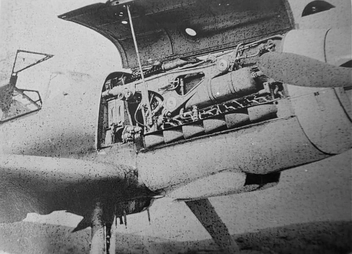 Bf 109 F-4/Trop, Jagdgeschwader 27, Deutschland, Unter dem Rumpf sieht man die Halterung für den Zusatztank.