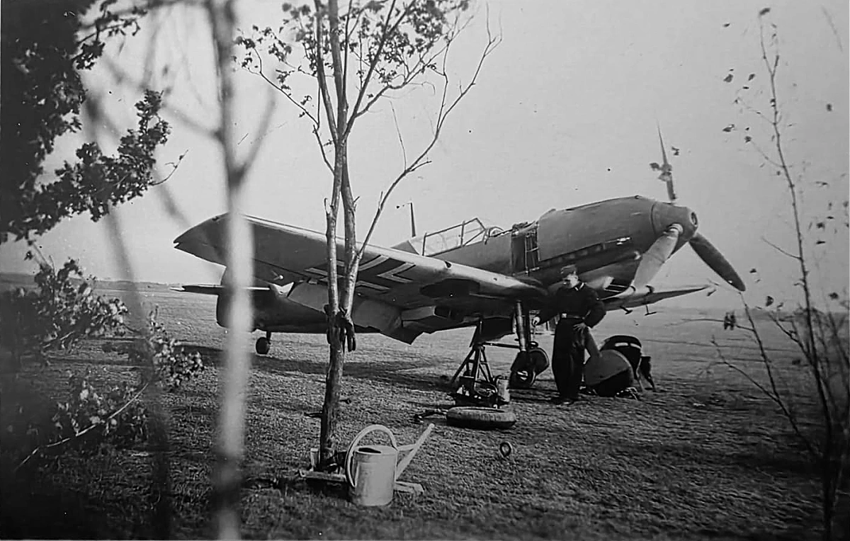 Bf 109 E-1, Jagdgeschwader 27, I. Gruppe, Deutschland, Wartung am Fahrwerk.