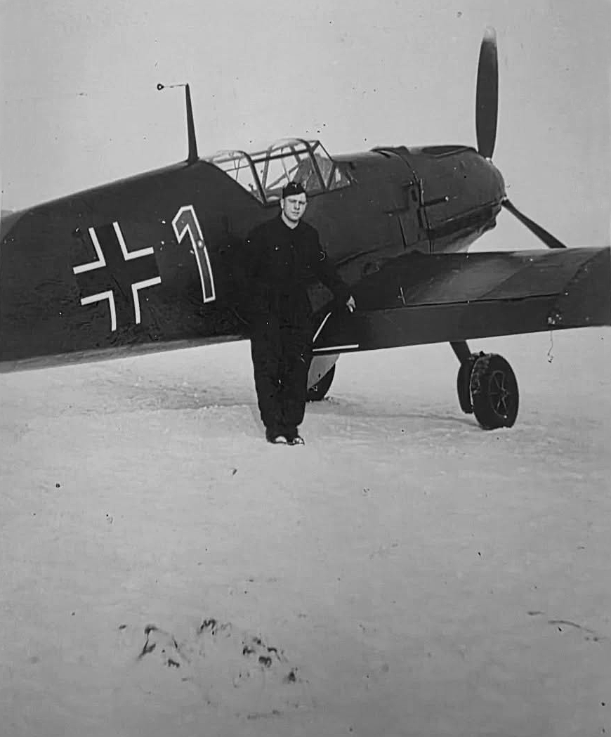 Bf 109 E-1, Jagdgeschwader 27, I. Gruppe, 2. Staffel, Deutschland, rote 1, W.Nr. 3 299, Plantlünne (Deutschland), Möglicherweise die Maschine vom Staffelkapitän Oblt. Heinze.