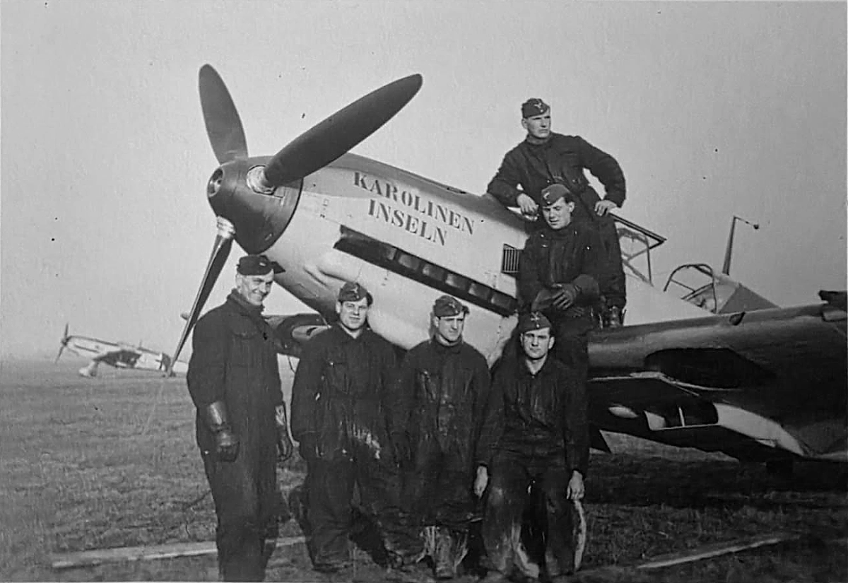 Bf 109 E-1, Jagdgeschwader 27, I. Gruppe, 2. Staffel, Deutschland, rote 5, Krefeld (Deutschland), Die Maschinen der 2./JG 27 trugen im Frühjahr die Namen ehemaliger deutscher …