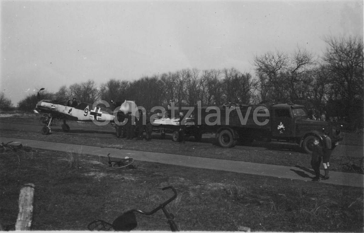 Bf 109 E-7, Obfhr. Friedhelm Gottschalk, Jagdgeschwader 1, I. Gruppe, 1. Staffel, Deutschland, schwarze 9, W.Nr. 1 272, Bergen op Zoom (Niederlande), Unterhalb der Kabine ist ein Wappen aufgebracht. Die 1./JG 1 führte eine Zeit…