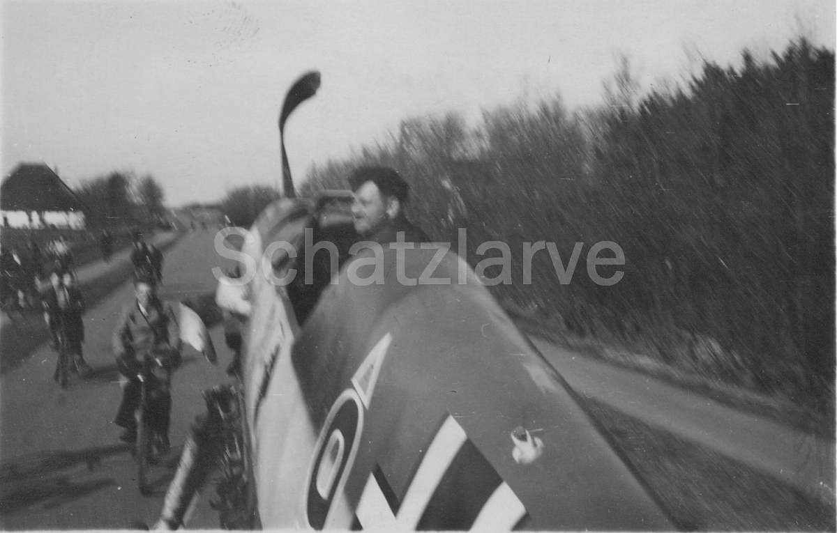 Bf 109 E-7, Obfhr. Friedhelm Gottschalk, Jagdgeschwader 1, I. Gruppe, 1. Staffel, Deutschland, schwarze 9, W.Nr. 1 272, Bergen op Zoom (Niederlande), Unterhalb der Kabine ist ein Wappen aufgebracht. Die 1./JG 1 führte eine Zeit…