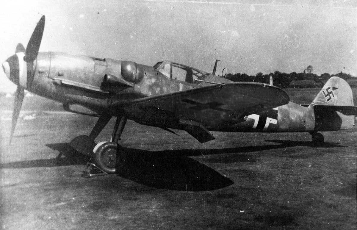 Bf 109 G-6, Jagdgeschwader 53, I. Gruppe, Deutschland, Die Maschine hat eine Erla-Haube, jedoch mit einer normalen Rückenpanzerplatte.
