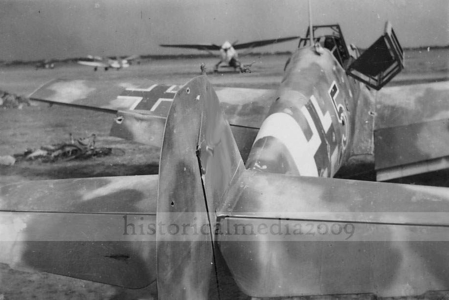 Bf 109 G-2 trop, Jagdgeschwader 77, II. Gruppe, 5. Staffel, Deutschland, schwarze 5, W.Nr. 13 870, Tripolis (Libyen), Das Hakenkreuz wurde als Erinnerungsstück von Alliierten Soldaten heraus gesc…