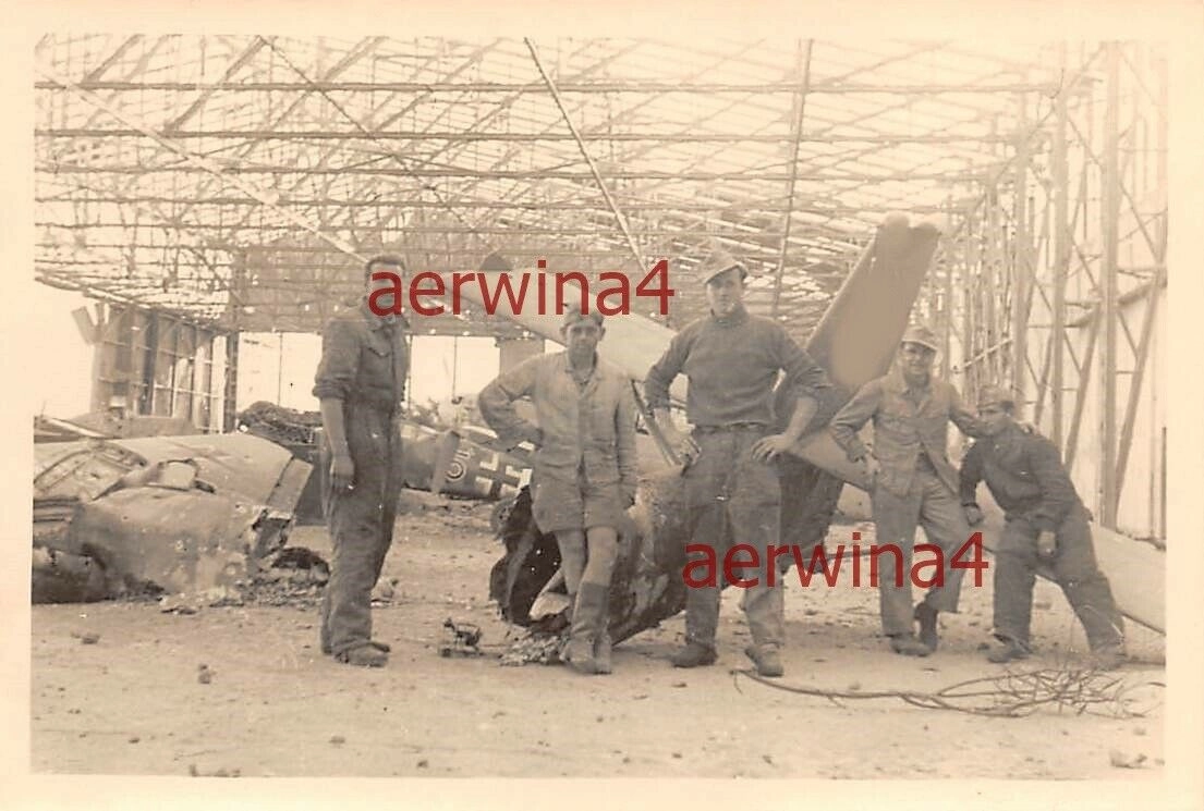 Bf 109 G-2 trop, Jagdgeschwader 77, II. Gruppe, 5. Staffel, Deutschland, schwarze 5, W.Nr. 13 870, Tripolis (Libyen), Das Hakenkreuz wurde als Erinnerungsstück von Alliierten Soldaten heraus gesc…