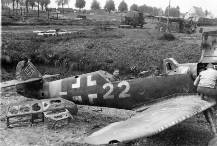 Bf 109 G-12, Kampfgeschwader 55, II. (J) Gruppe, Deutschland, weisse 22, Landau-Ganacker (Deutschland), Zwei Alliierte Soldaten in einer erbeuteten Maschine auf dem Flugplatz Landau…