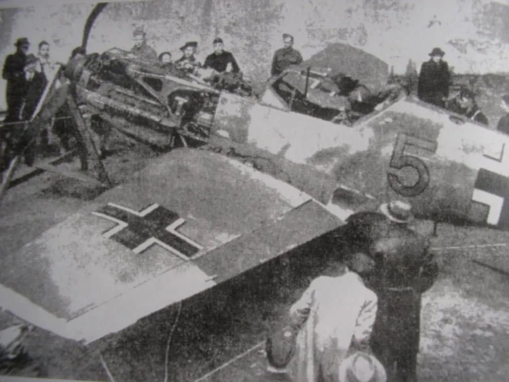 Bf 109 E-4, Fw. Wilhelm Erdniss, Jagdgeschwader 51, I. Gruppe, 3. Staffel, Deutschland, braune 5, W.Nr. 1 653, Wellington (Neuseeland), Am 27.11.1940 kam es bei einem Jabo-Einsatz zum Luftkampf mit Spitfires und d…