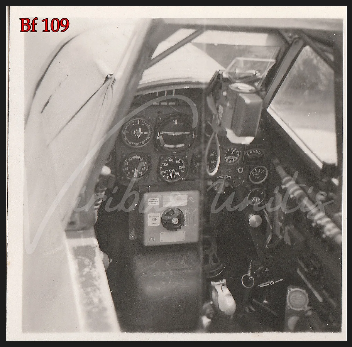 Bf 109 G, Deutschland, Ein Aufklärer mit der Kamerasteuerung über der MG Abdeckung im Führerraum.
E…