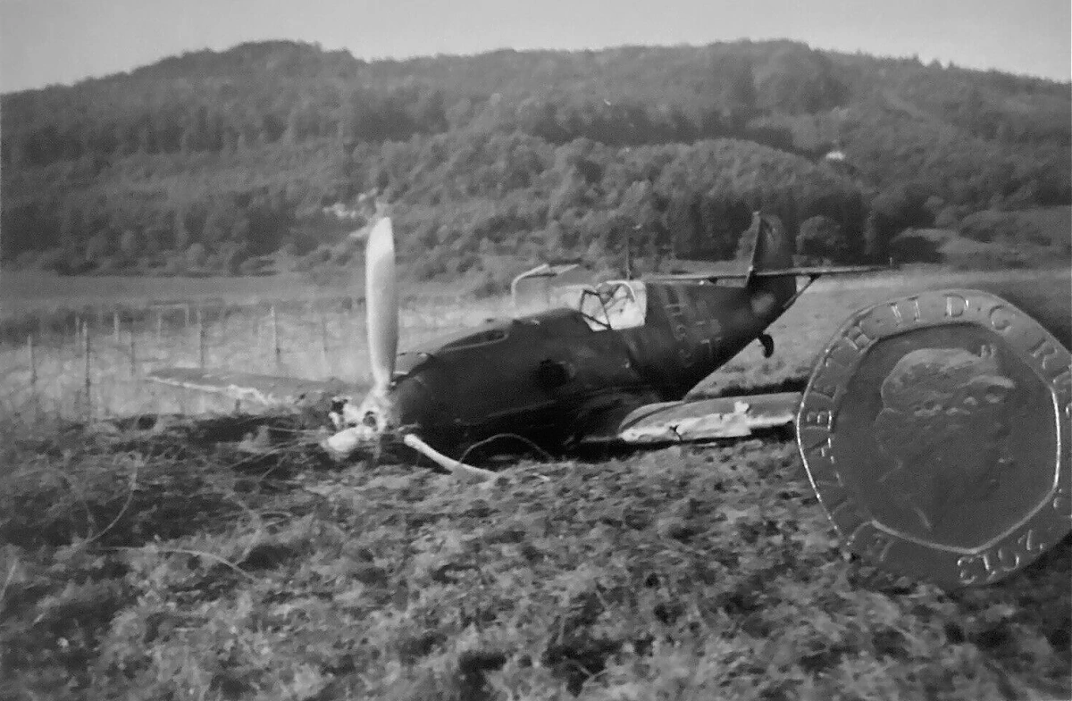 Bf 109 E-3, Lt. Josef Bürschgens, Jagdgeschwader 26, I. Gruppe, 2. Staffel, Deutschland, rote 5, Mettlach (Deutschland), Bauchlandung bei Mettlach / Merzig nach Luftkampf mit Curtiss H-75 am 28.09.1…