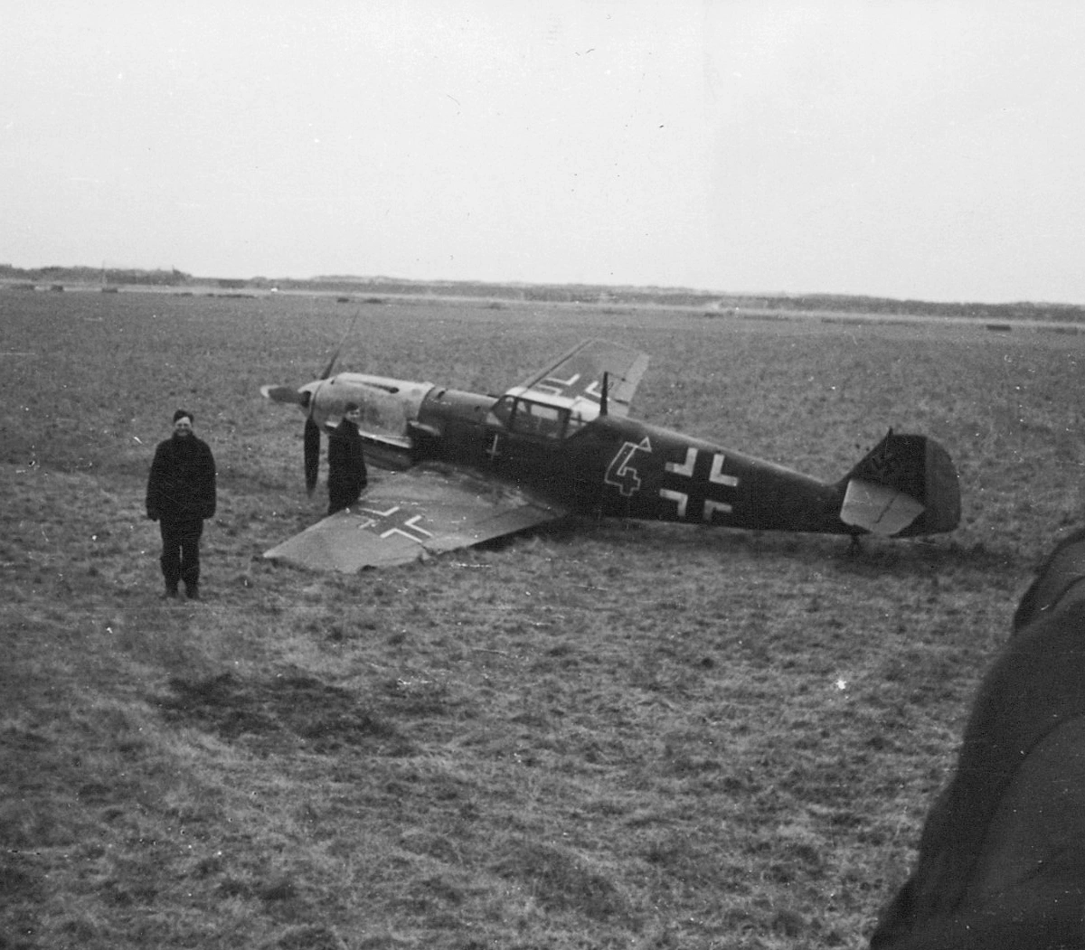 Bf 109 E, Lehrgeschwader 2, I. (J) Gruppe, 3. Staffel, Deutschland, graue 4, Die Maschine trägt das Wappen vom JG 52. Die Farbe der Kennung ist eine Vermu…