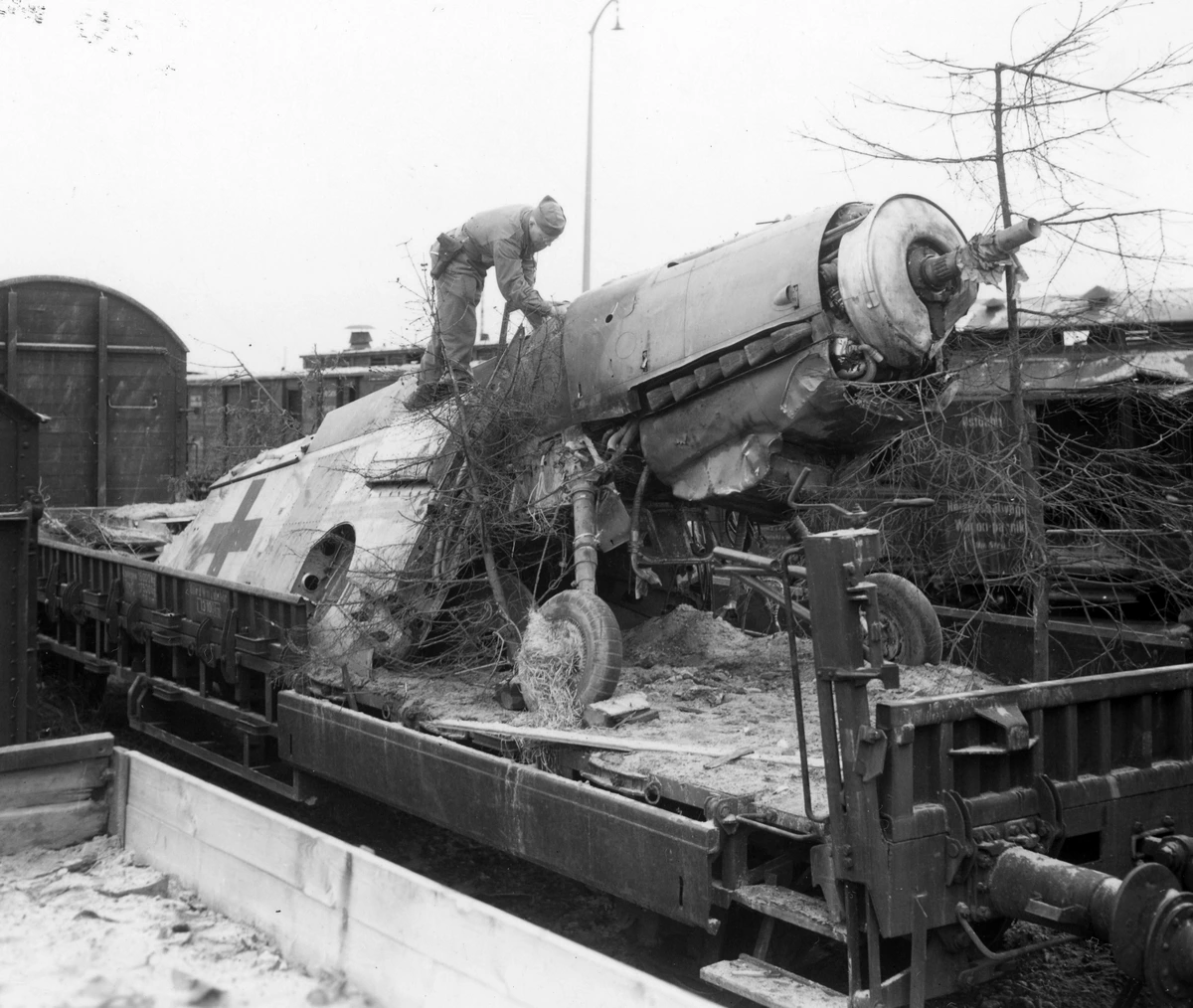 Bf 109 G-10, Deutschland, Ein alliierter Soldat inspiziert eine beschädigte Maschine auf einem Eisenbah…