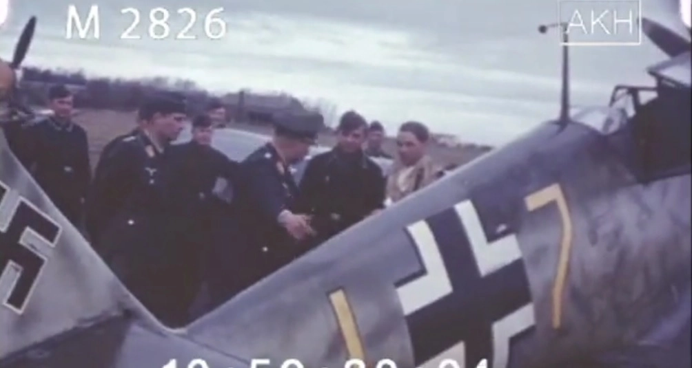 Bf 109 E, Oblt. Victor Bauer, Jagdgeschwader 3, III. Gruppe, 9. Staffel, Deutschland, gelbe 7, Desvres (Frankreich)
