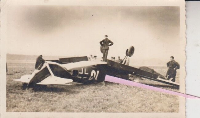 Bf 109 D-1, Deutschland, weisse 10, Das Foto ist zu klein um zu erkennen ob es Tragflächenkühler gibt. Dann wäre …
