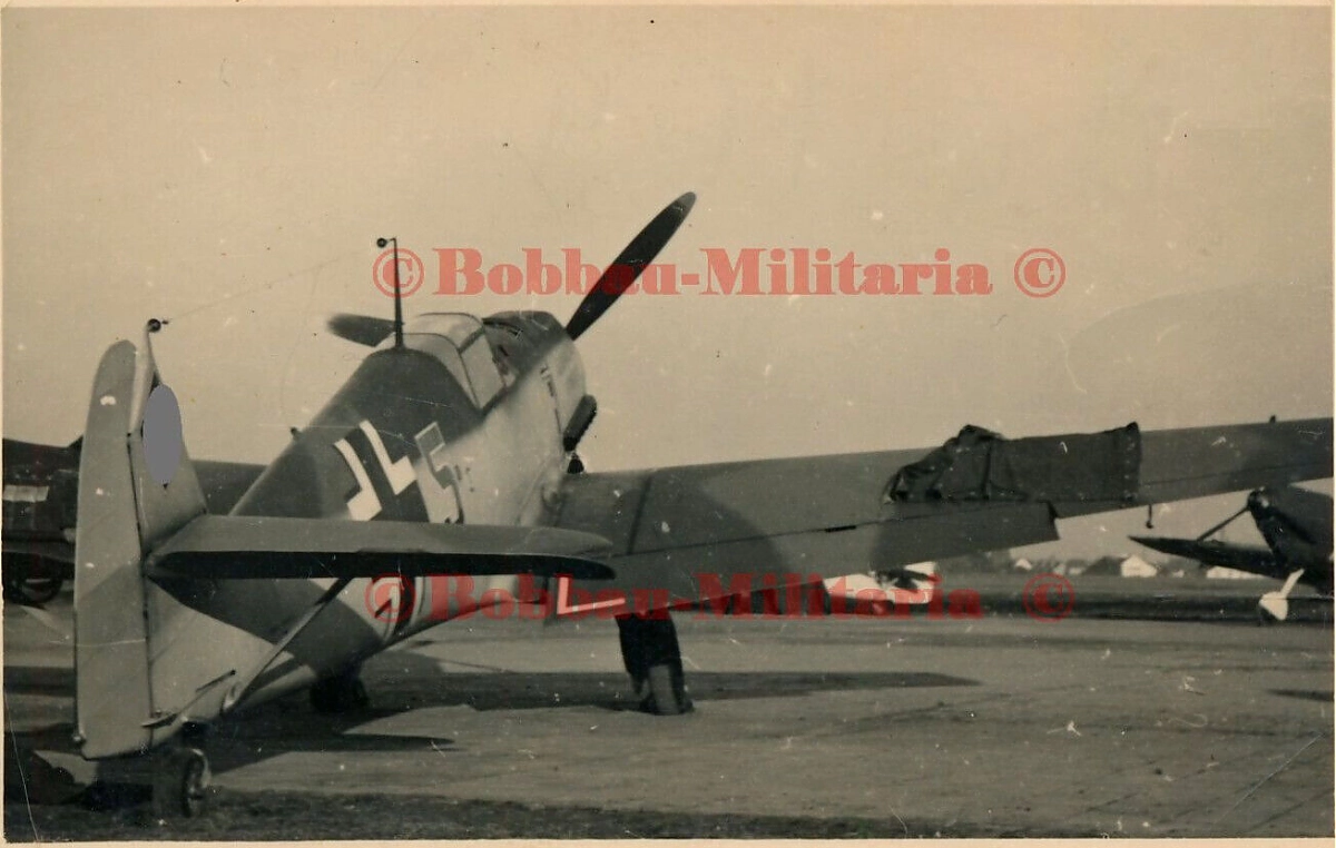 Bf 109 E-1, Jagdgeschwader 27, I. Gruppe, 2. Staffel, Deutschland, rote 5, Krefeld (Deutschland), Die Maschinen der 2./JG 27 trugen im Frühjahr die Namen ehemaliger deutscher …