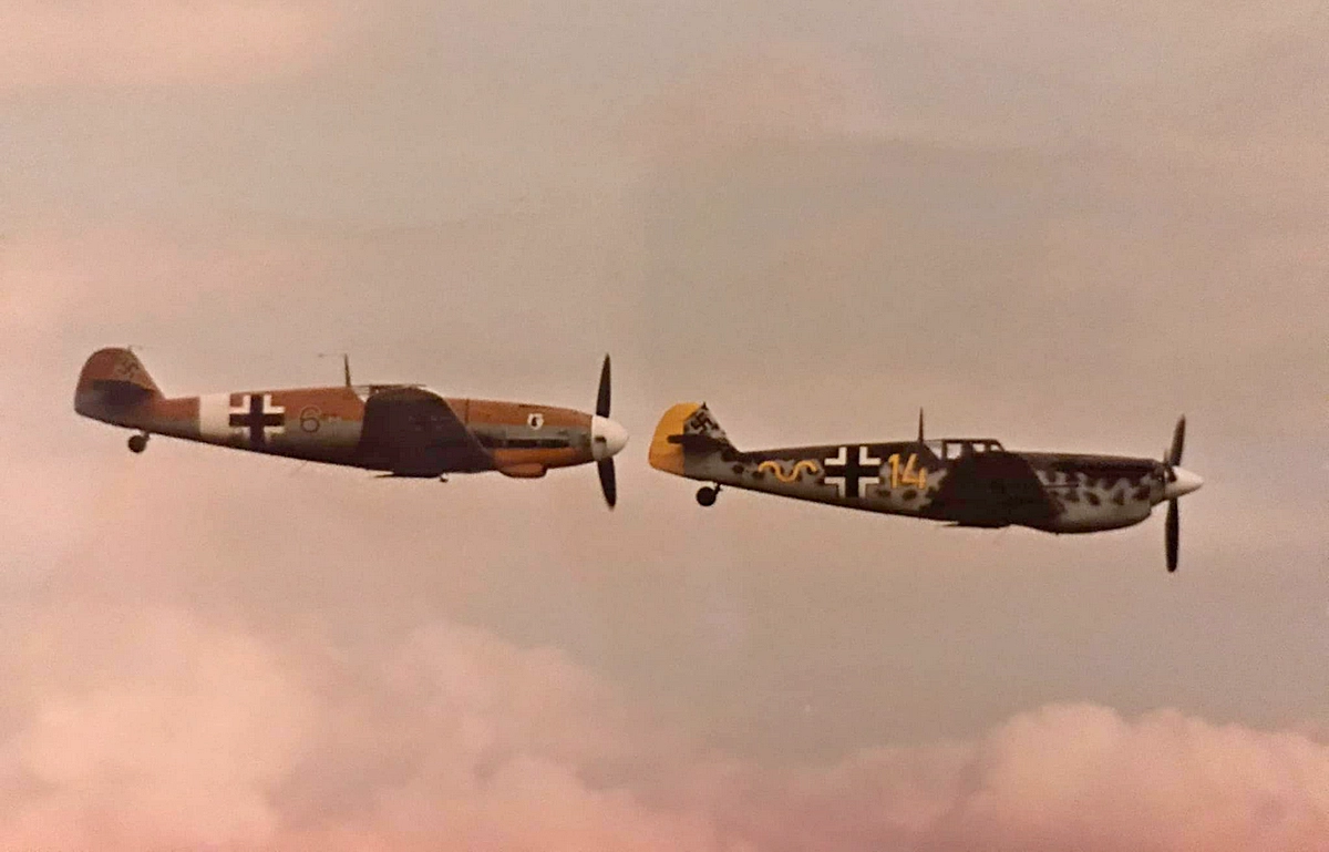 Bf 109 G-2 trop, Deutschland, schwarze 6, W.Nr. 10 639, Duxford (England), Formationsflug mit der [plane]77[/plane] "G-BOML".