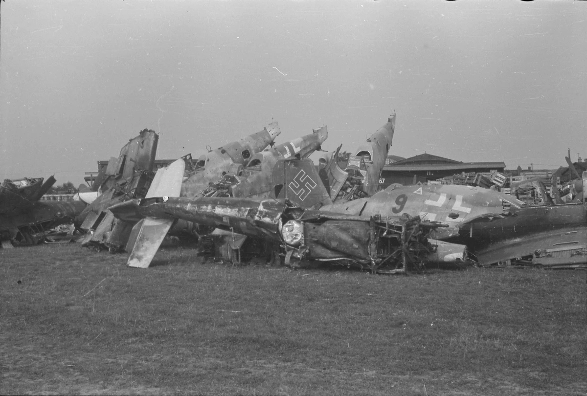 Bf 109 G, Deutschland, Prag-Letňany (Tschechoslowakei), Bei dem Wrack fehlt das Bodenblech und man sieht den Haupttank (schwarz, aus …