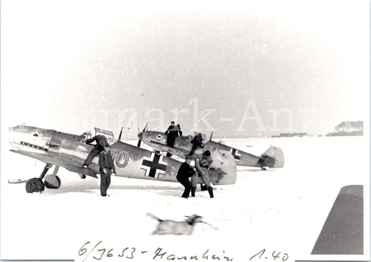 Bf 109 E-3, Oblt. Heinz "Pietzsch" Bretnütz, Jagdgeschwader 53, II. Gruppe, 6. Staffel, Deutschland, gelbe 10, Mannheim-Sandhofen (Deutschland), Beachte den Rückspiegel auf dem Windschutzaufbau.