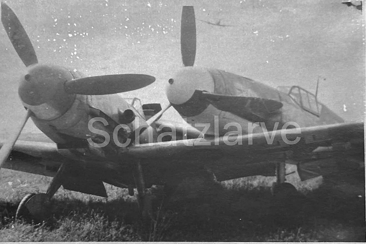 Bf 109 F, Jagdgeschwader 3, I. Gruppe, 2. Staffel, Deutschland, Links ist die [plane]2890[/plane]. Von der rechten Maschine ist die Kennung u…