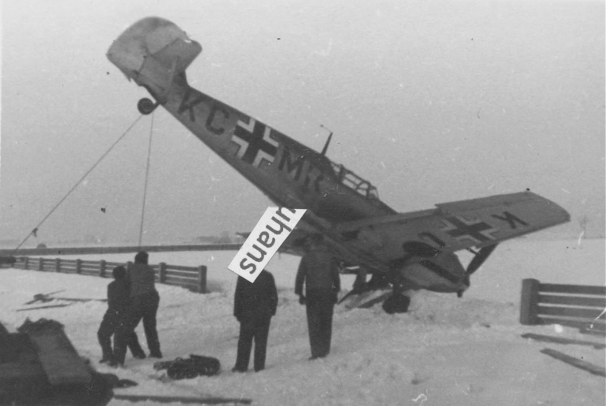 Bf 109 E-3, Deutschland, Stammkennzeichen, Die Maschine wird nach einem Kopfstand geborgen.