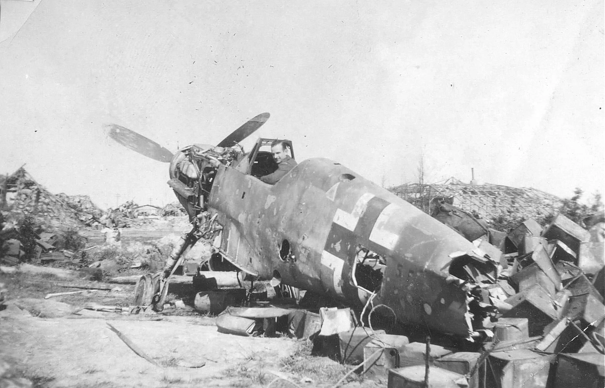 Bf 109 G-8, Nahaufklärungsgruppe 14, 3. Staffel, Deutschland, Gelbe 12, W.Nr. 200 227, Eindhoven (Niederlande)