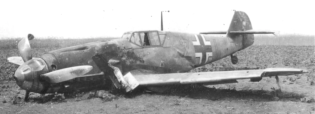Bf 109 F-2, unbek. Georg Schentke, Jagdgeschwader 3, III. Gruppe, 9. Staffel, Deutschland, gelbe 2, Unterhalb der Kabine steht der Schriftzug "Peterle" (Spitzname des Piloten un…