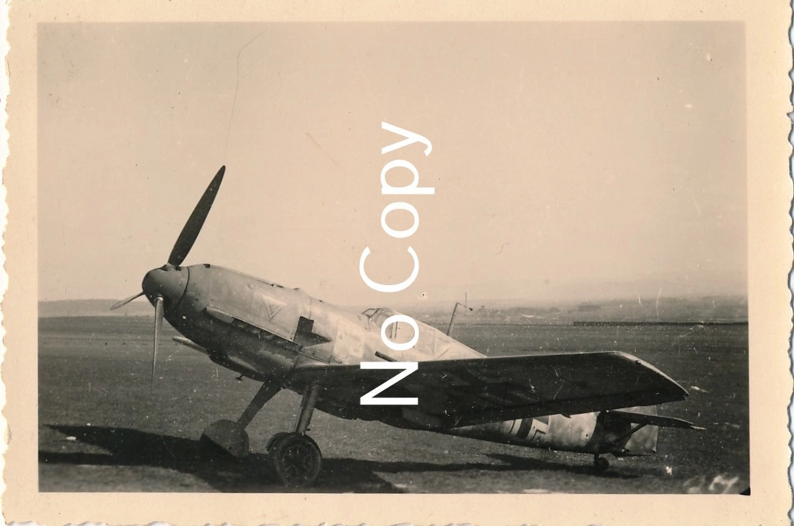 Bf 109 E, Deutschland, weisse 3, Auf der Motorhaube sieht man das Wappen, vermutlich von einem Luftdienst-Teil…