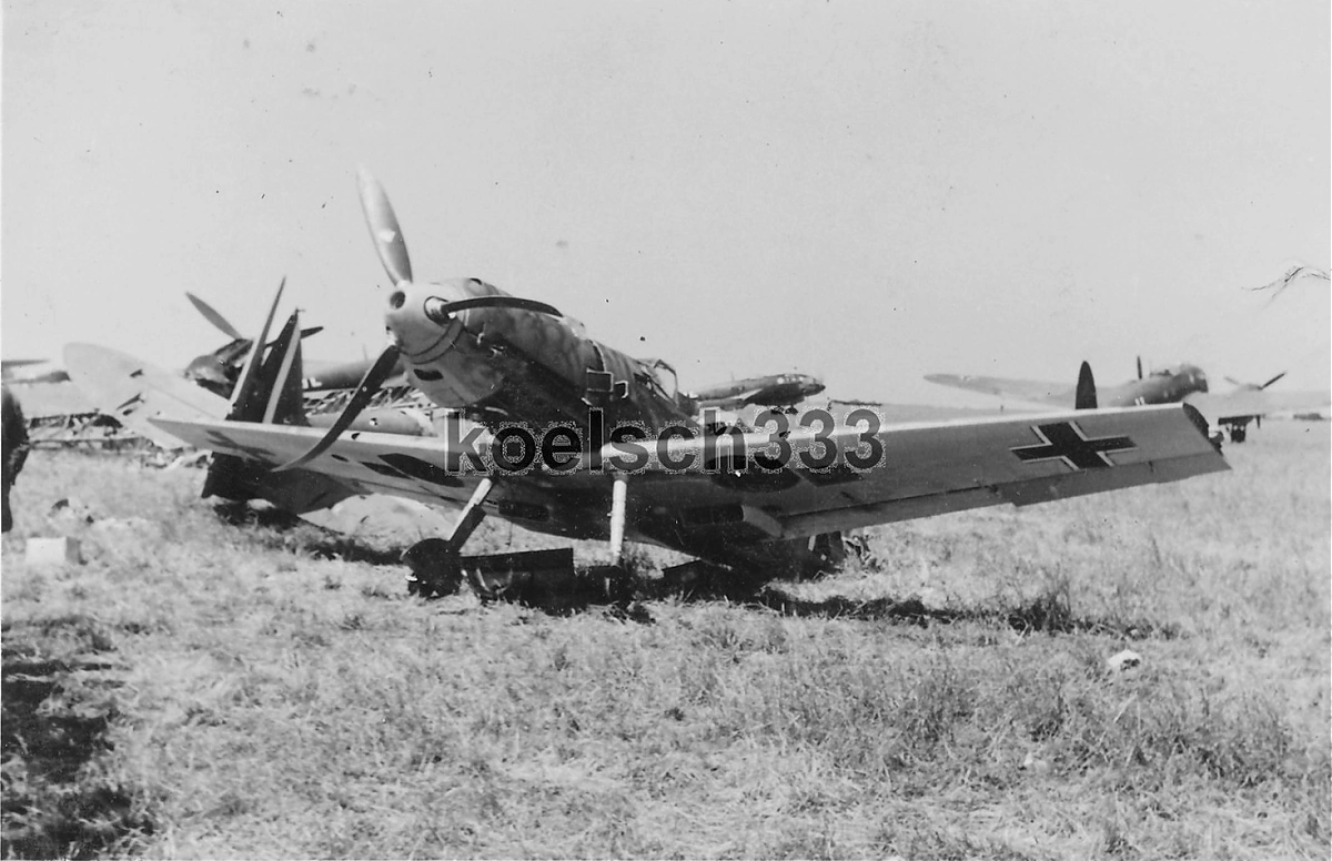 Bf 109 E-1, Jagdgeschwader 54, I. Gruppe, 1. Staffel, Deutschland, weisse 6, Vitry-en-Artois (Frankreich), Eine beschädigte Emil neben einem zerstörten englischen Flugzeug vom Typ Bris…