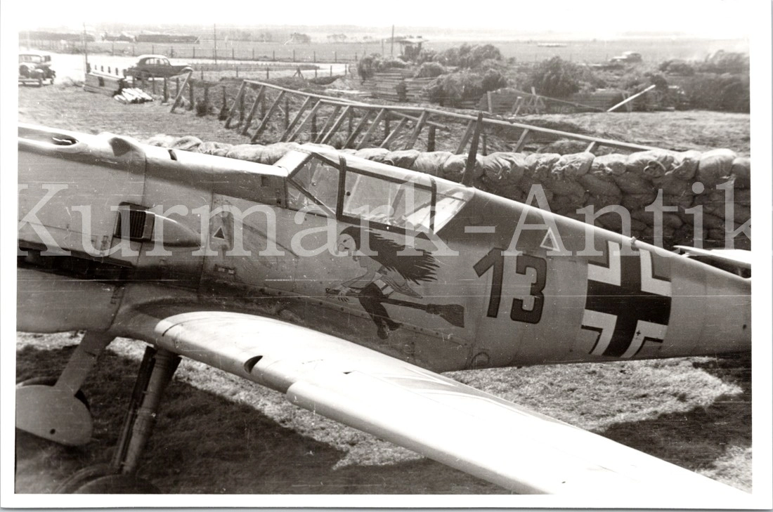 Bf 109 E-1, Trägergruppe 186, II. (J) Gruppe, 6. Staffel, Deutschland, gelbe 13, Am Rumpf befindet sich das Staffelabzeichen der 6./TGr 186.
Das Hakenkreuz w…