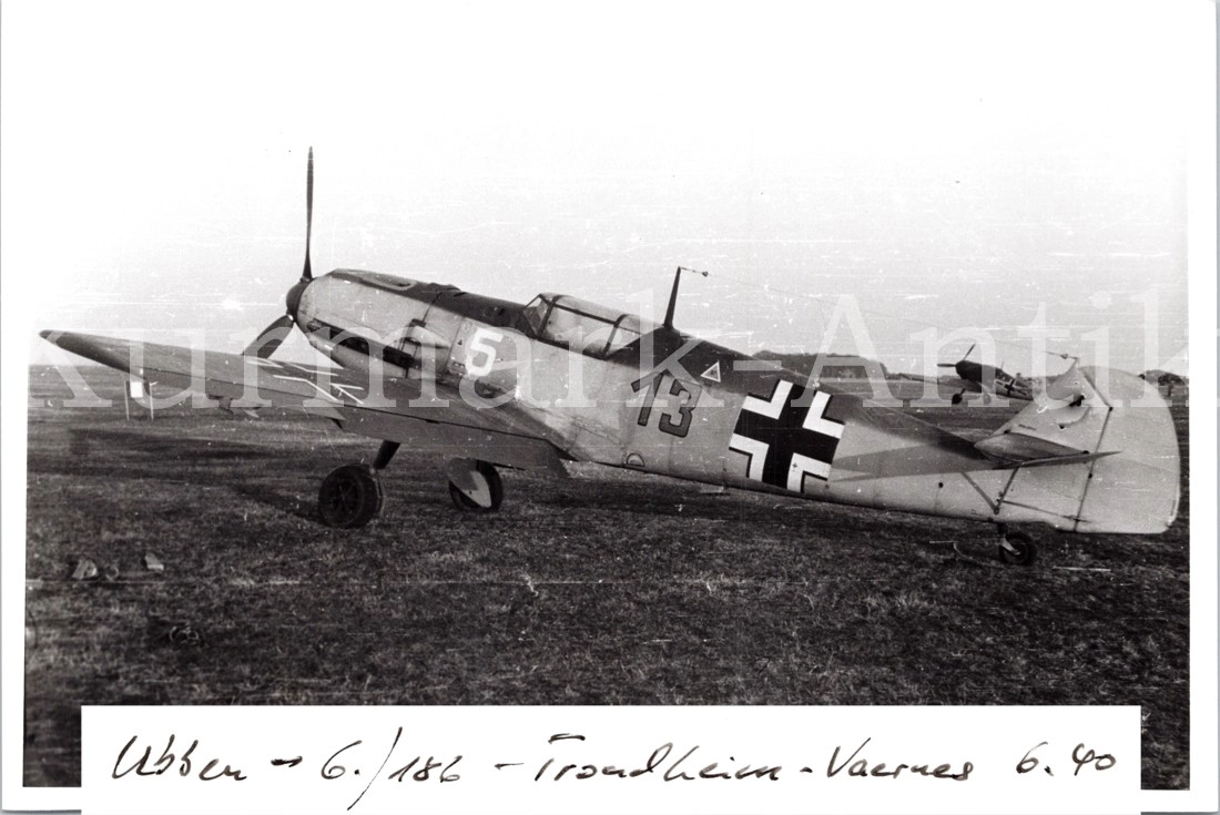 Bf 109 E-1, Trägergruppe 186, II. (J) Gruppe, 6. Staffel, Deutschland, gelbe 13, Trondheim-Vaernes (Norwegen), Das Hakenkreuz wurde auf dem Scan weg retuschiert.